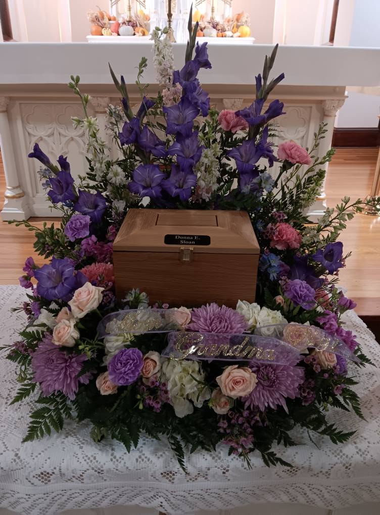 Congratulations to Mary Ann’s Floral & Gifts – 2025 UrnTray Design Contest Winner!